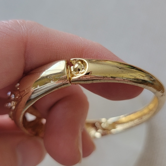 Gold Rhinestone Twisted Hinged Bracelet - Picture 9 of 13